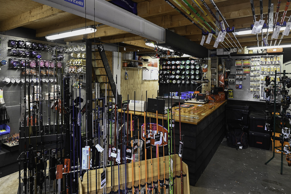 Overzicht van de winkel met hengels en molens